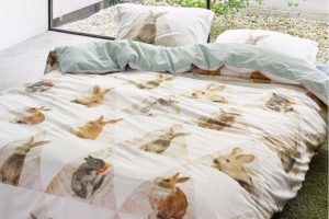 Otroška posteljnina z motivi zajčkov.